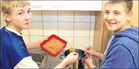 Tony und Dennis haben die Aufgabe &uuml;bernommen, die Ringelblumensalbe herzustellen