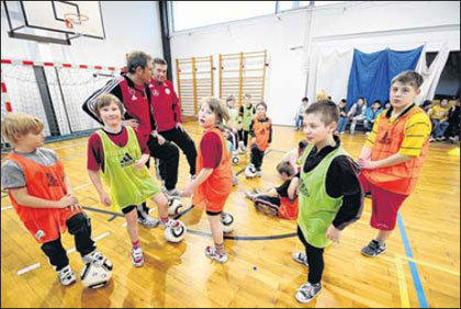 Die Fußballer Birger Lipp und Achim Grahl aus Bergen organisierten für die Patziger Kinder eine besondere Sportstunde