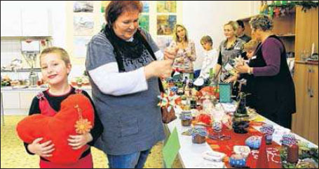Auf dem Schulbasar: Lea fand das Herzkissen so sch&ouml;n zum Kuscheln.Ihre Oma Roswitha Student musste sich noch entscheiden. Foto: dl