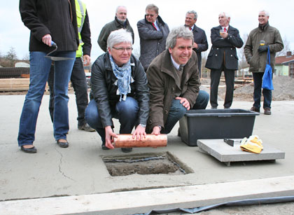 B&auml;rbel P&auml;licke und Andreas Bachmann bei der Grundsteinlegung.