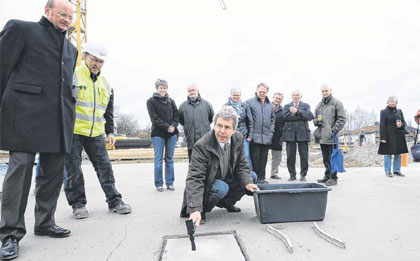 Mit Hammer am Grundstein: Andreas Bachmann, Vorsitzender des DRK-Kreisverbandes, beim symbolischen Akt am neu entstehenden Pflegeheim in Lauterbach