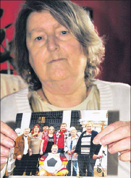 Annegret J&uuml;gler und ihre kleine Schatzkiste mit Fotos. Auf dem kleinen Foto rechts: ihr Cousin Wilfried Mai