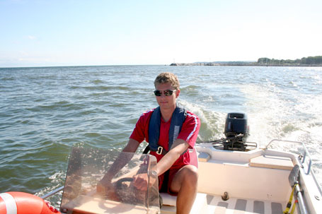 Henrik Lietfien, Rettungsschwimmer und Bootsf&uuml;hrer bei der DRK-Wasserwacht, auf Kontrollfahrt vor dem Glower Strand. Dort ging gestern f&uuml;r die Wasserretter die diesj&auml;hrige Saison zu Ende.