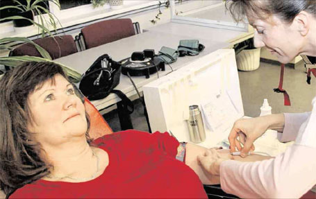 Schwester Anja vom DRK-Blutspendedienst zapft Gaby K&uuml;hn aus Sagard nach einer &auml;rztlichen Untersuchung etwa 500 Milliliter Blut ab