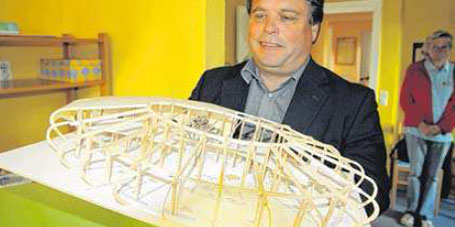 So soll die neue Kita in Garz aussehen: ProfessorMartin Wollensak von der HochschuleWismar pr&auml;sentiert das Modell