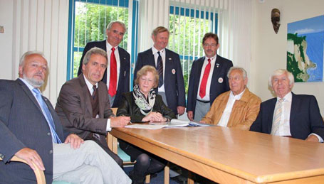Gerhard Konermann, Andreas Bachmann, Dietlind Baumann, Klaus G&ouml;tz und Erwin Abraham (vorne v.l.) mit Werner Ziegenhagen, Werner