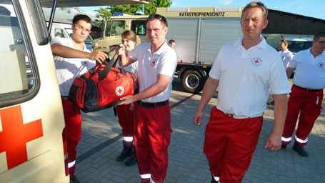 Unterst&uuml;tzung beim Kampf gegen das Hochwasser: Zehn Einsatzhelfer des DRK-Kreisverbandes R&uuml;gen haben sich am Montagabend auf den Weg nach Ludwigslust und weiter nach Boizenburg gemacht.Foto: DRK