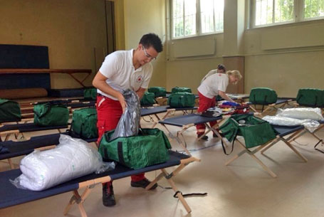 Vor Ort: Helfer von der Insel bauen in einer Boitzenburger Grundschule Notunterk&uuml;nfte f&uuml;r m&ouml;gliche Evakuierungen auf. Foto: Sebastian Moldt