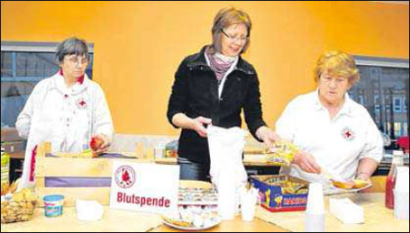 Frauen aus Sagard und Sassnitz bereiten die Verpflegung f&uuml;r die Blutspender vor. Auch diese ehrenamtliche Hilfe ist wichtig