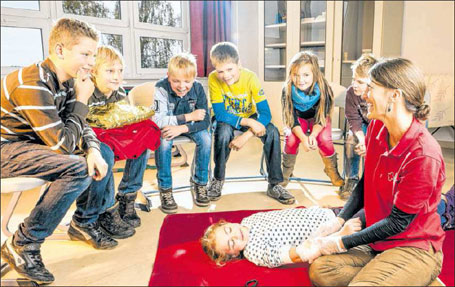 Kurse sollen spannend sein &ndash; und wenn Sch&uuml;ler bei der Ersten Hilfe auch noch was zu Lachen haben, freut sich die DRK-Mitarbeiterin. Foto DRK