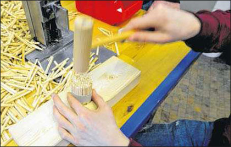 Die Holzst&auml;bchen werden festgeklopft und bekommen einen Docht. So entsteht ein Kaminanz&uuml;nder.