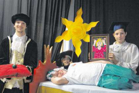 Martin Goschke, Sina Ruback, Kathleen Much und Patrick Koglin (v.l.n.r.) brachten die &bdquo;Prinzessin auf der Erbse&ldquo; auf die B&uuml;hne. Foto: kst