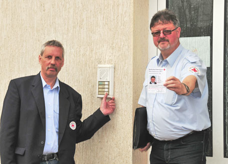 Norbert Schulz (l.) und R&uuml;diger Weidner sind bis August auf der Insel unterwegs, um f&uuml;r Vertrauen und das DRK zu werben