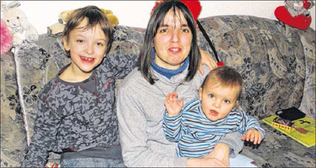 Genie&szlig;en die Zeit zwischen den Klinikaufenthalten: Mama Sina Krampitz und die S&ouml;hne Leon (li.) und Ben Luca. Foto: Stefanie B&uuml;ssing