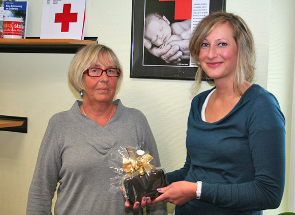 Bettina Hermann hat die 100. Jubiläumsspende erreichte und erhält dafür von Marina Gielow die Ehrung. Foto Burkhard Päschke