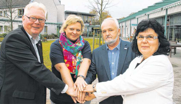 Besiegeln vor dem Pflegeheim an der Mukraner Straße in Sassnitz schon mal den Betreiberwechsel: Sassnitz Bürgermeister Dieter Holtz, Silke Rupietta von der AWO Bremerhaven sowie Gerhard Konermann, Vorstandsvorsitzender des DRK-Kreisverbandes Rügen-Stralsund, und Heimleiterin Margit Gärtner (v.l.). Foto: Udo Burwitz