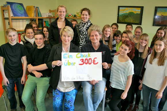 Hansa-Gymnasiasten spenden 300 Euro für die Kindertafel des Deutschen Roten Kreuzes