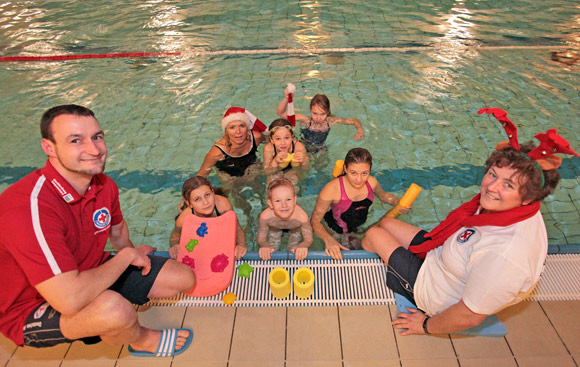 In Samtens geht die Weihnachtsfrau baden