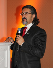 Foto: Ibrahim Malla / Zwei Kinder in Yalda freuen sich über das Essenspaket, welches sie bei der SARC-Lebensmittelvergabe bekommen haben.