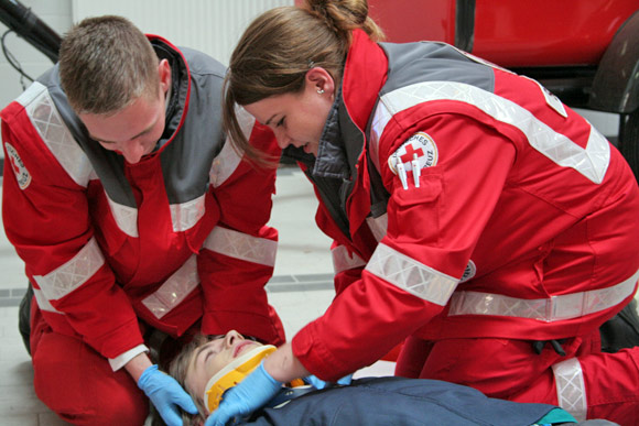 Bild: Thomas Schlanert und Manuela Zanter versorgen ein Unfallopfer - DRK